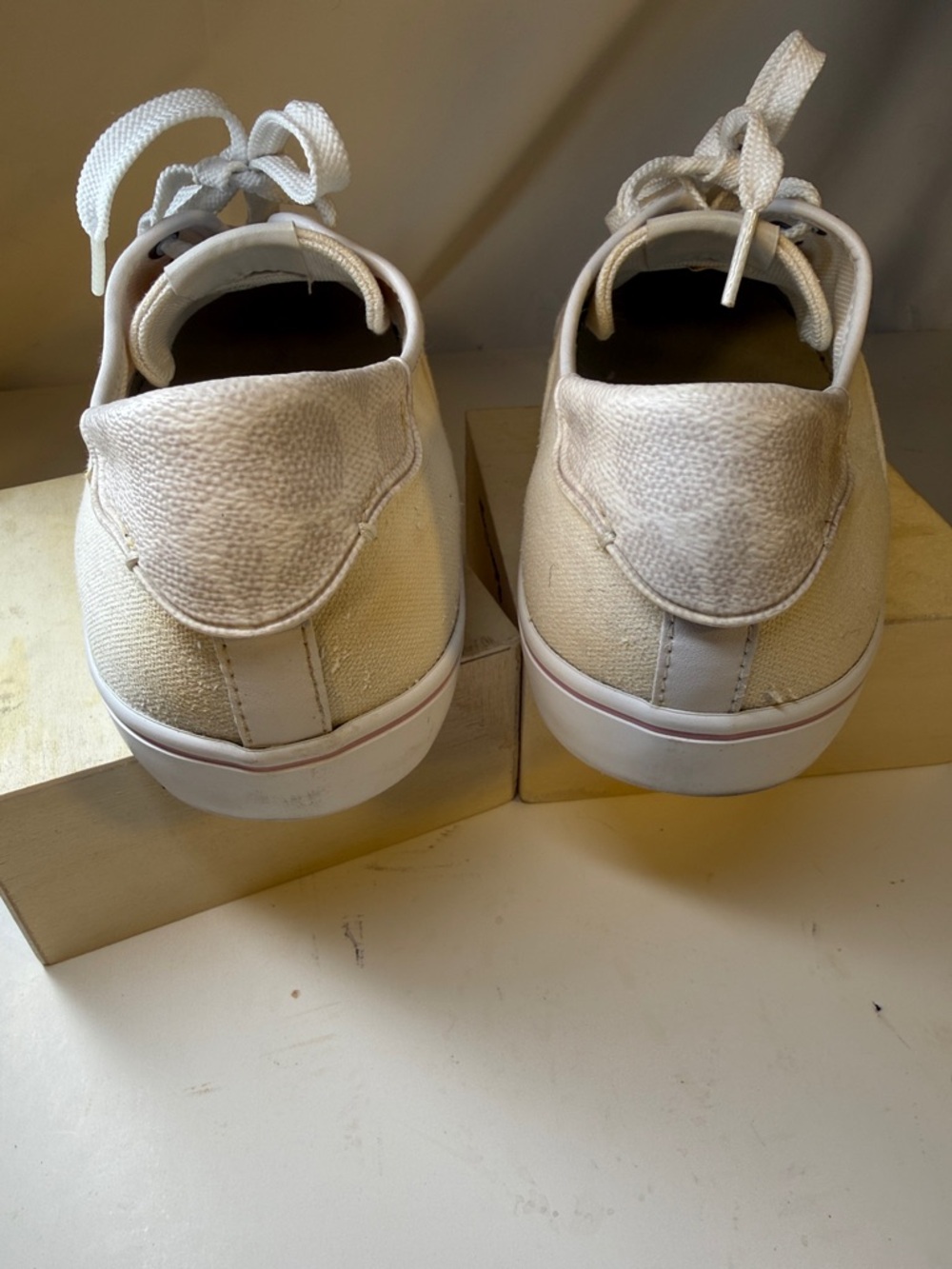 COACH OFF WHITE SNEAKERS U.S 9.5 or EU 40 - Picture 9 of 16